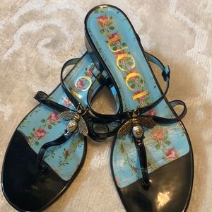 Gucci sandals with bee emblem. Patent leather